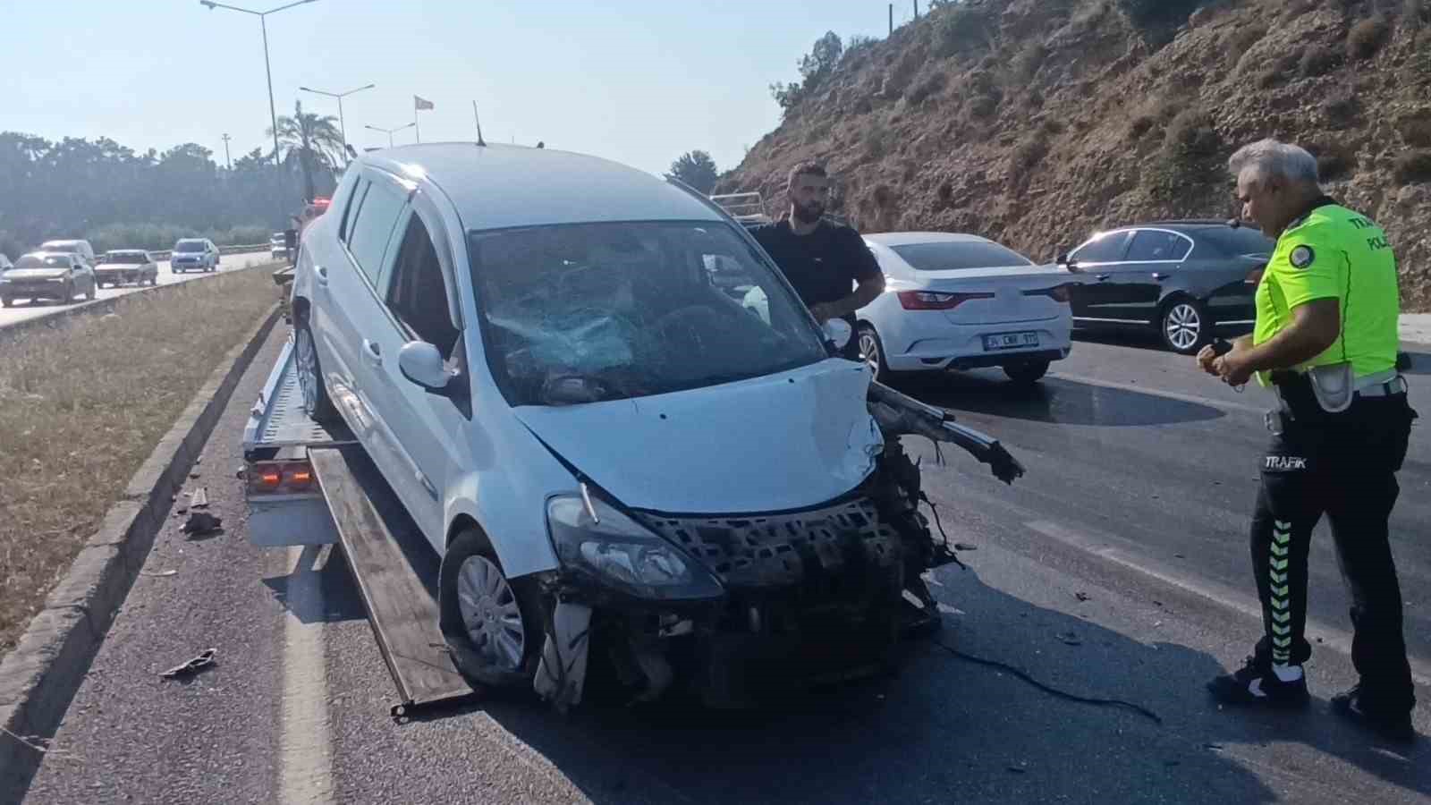 ayni-istikametteki-araca-carptiktan-sonra-karsi-seride-gecip-tur-aracina-carpti-3-yarali