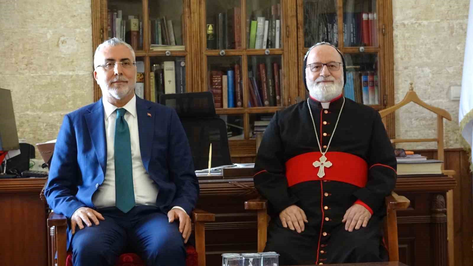 bakan-isikhan-mardinde-din-temsilcileri-ile-bir-araya-geldi