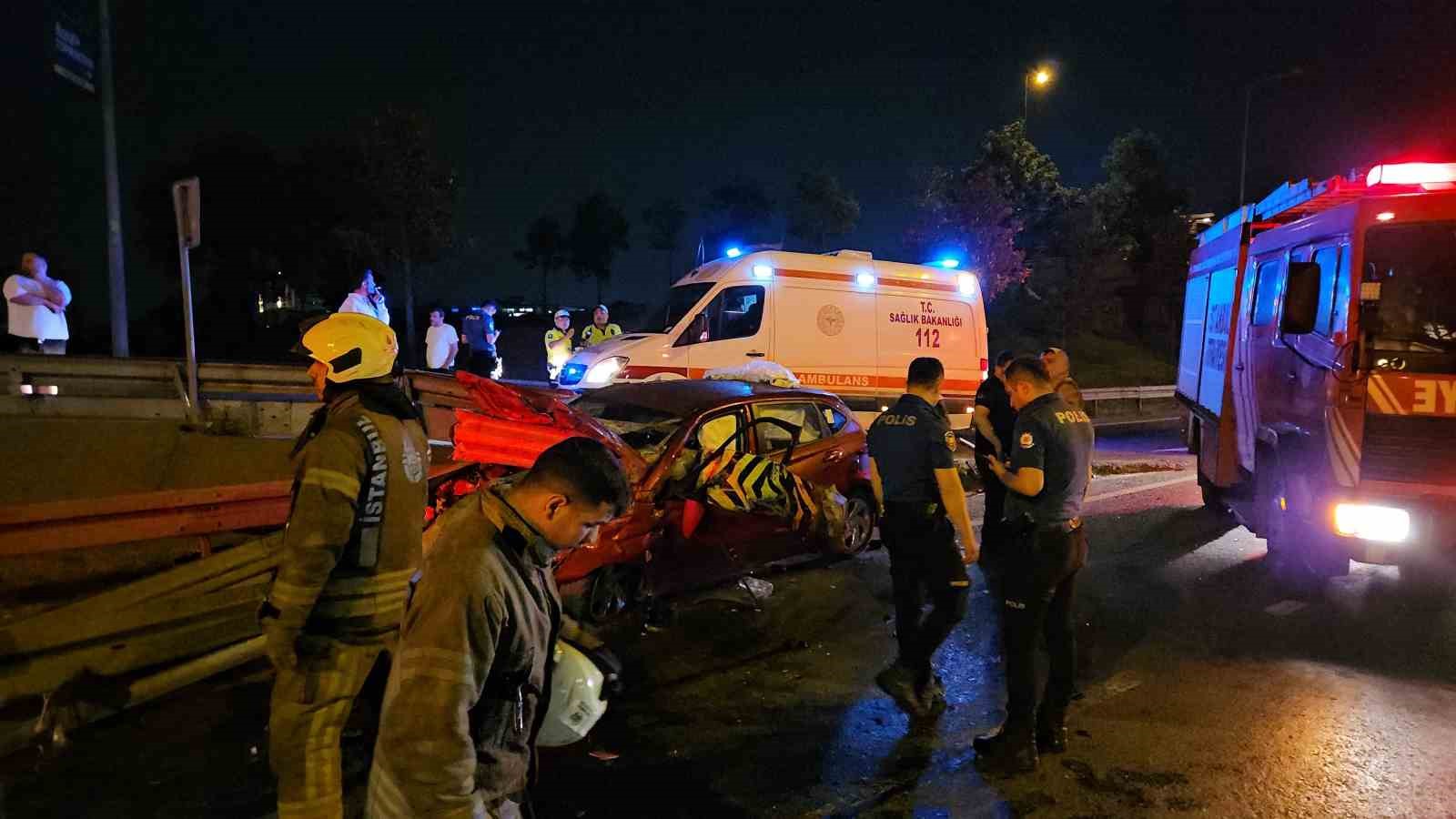 bayrampasada-kontrolden-cikan-otomobil-bariyerlere-saplandi