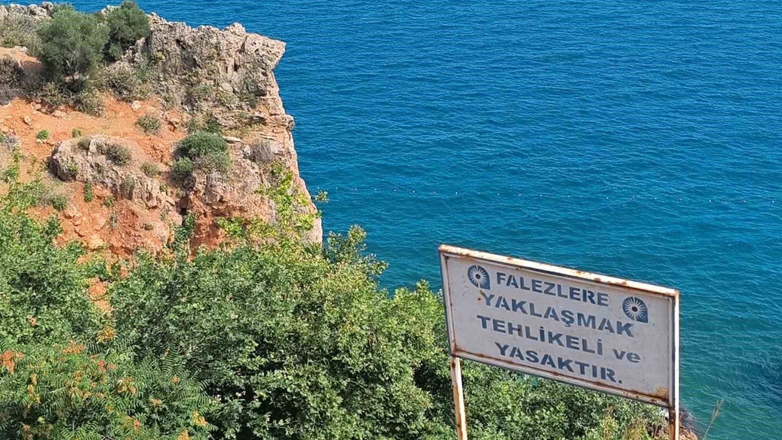 cit-ve-uyari-tabelasini-dikkate-almayip-falezlere-cikan-gencler-olum-atlayislari-yapiyor