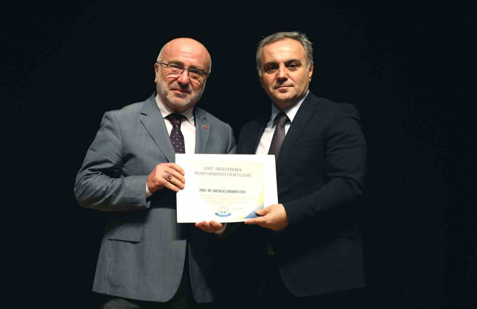 erude-2024-yili-arastirma-performansi-degerlendirme-toplantisi-ve-odul-toreni-duzenlendi