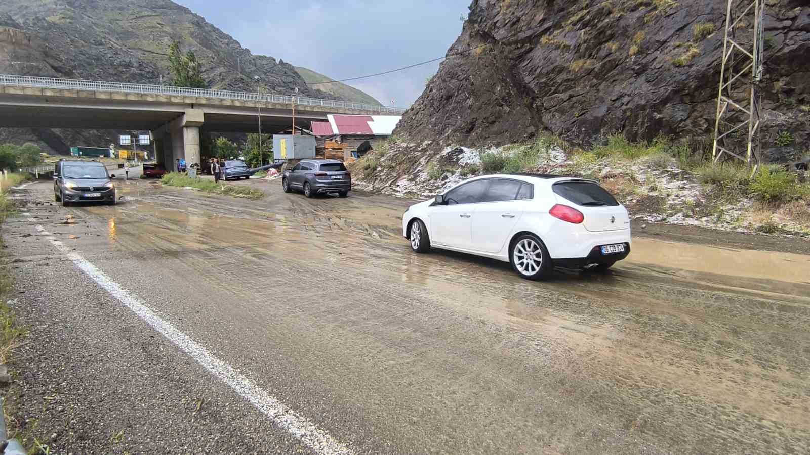 erzurum-artvin-karayolunda-heyelan-ulasim-tek-seritten-saglaniyor