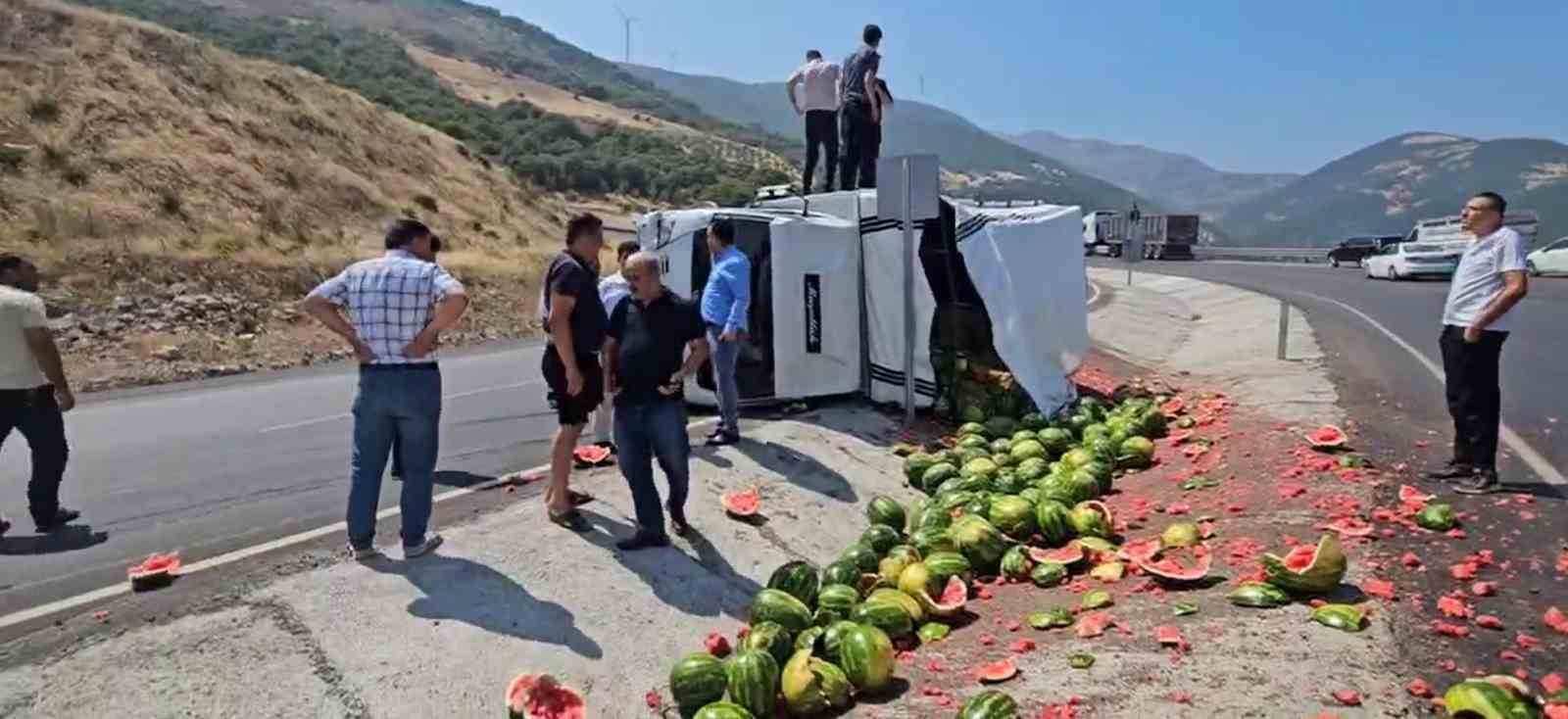 gaziantepte-viraji-alamayan-karpuz-yuklu-kamyonet-yan-yatti