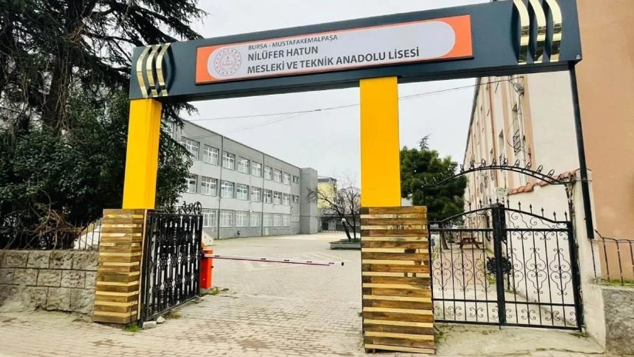 gidemedikleri-okullarinda-mezuniyet-coskusu-yasadilar
