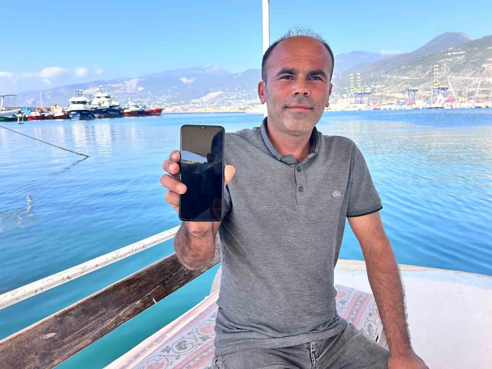 heyecanla-yakaladigi-2-bucuk-metrelik-devasa-kopek-baligini-denize-birakti