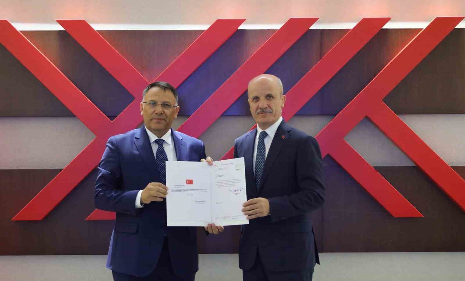 igdir-universitesi-rektoru-prof-dr-ekrem-gurel-rektorluk-mazbatasini-aldi