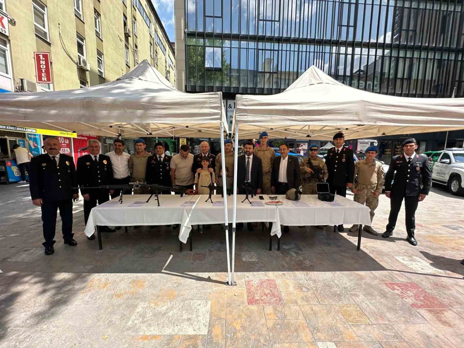 il-jandarma-komutanligindan-caddede-tanitim-standi
