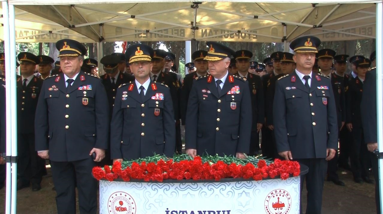 jandarma-genel-komutanliginin-186inci-kurulus-yil-donumunde-sehitler-kabri-basinda-anildi