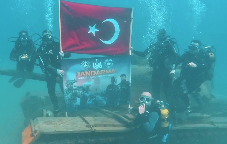 jandarma-teskilatinin-186-yildonumunu-su-altina-kutladilar