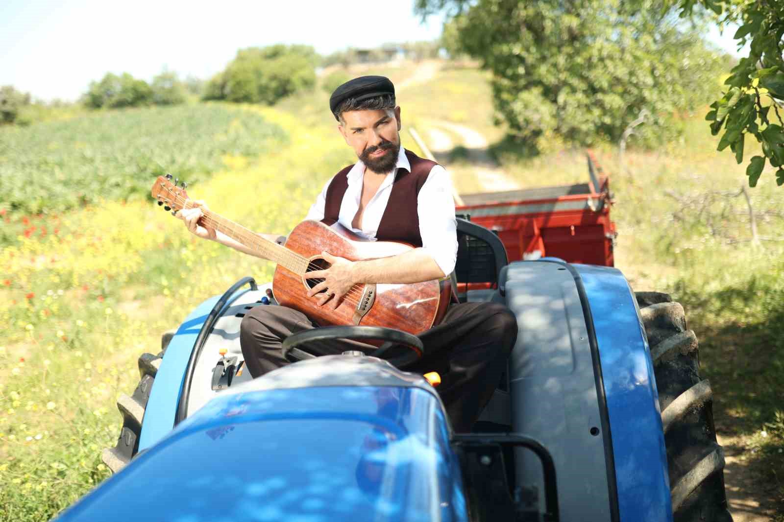 mehmet-cevik-bu-sefer-de-koy-agasi-olup-traktor-kullandi