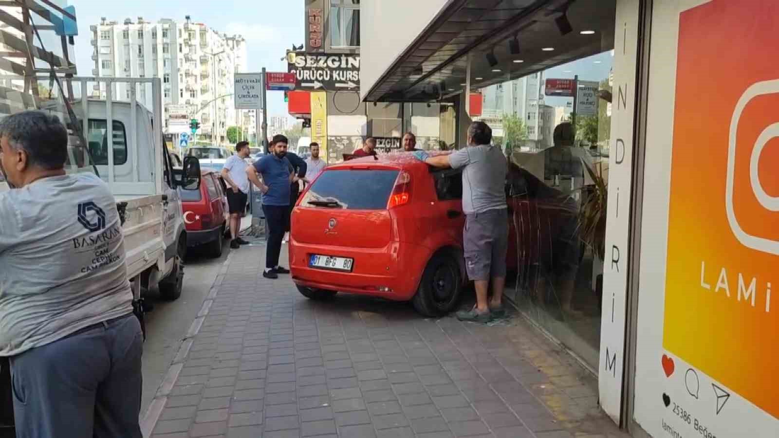 otomobil-magazaya-daldi-surucu-kazayi-yara-almadan-atlatti