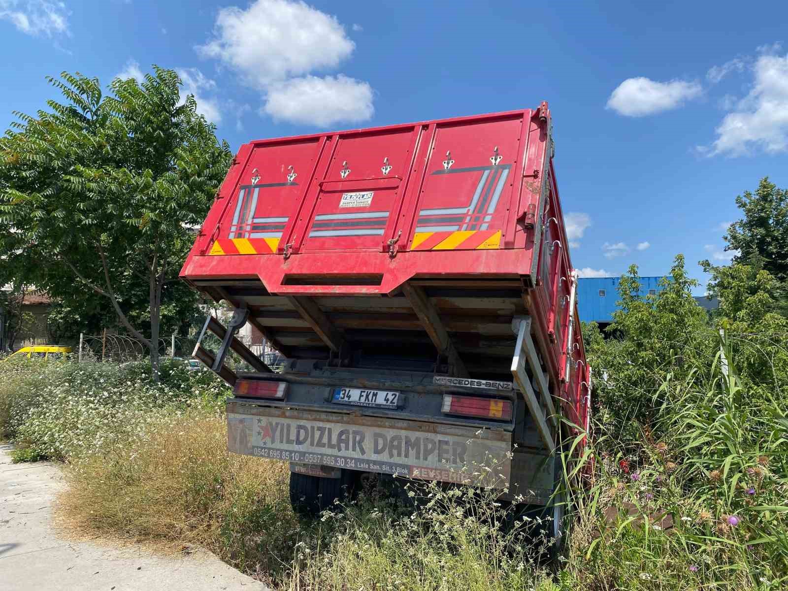 sancaktepede-kamyon-ve-cekici-yol-kenarina-uctu-3-yarali