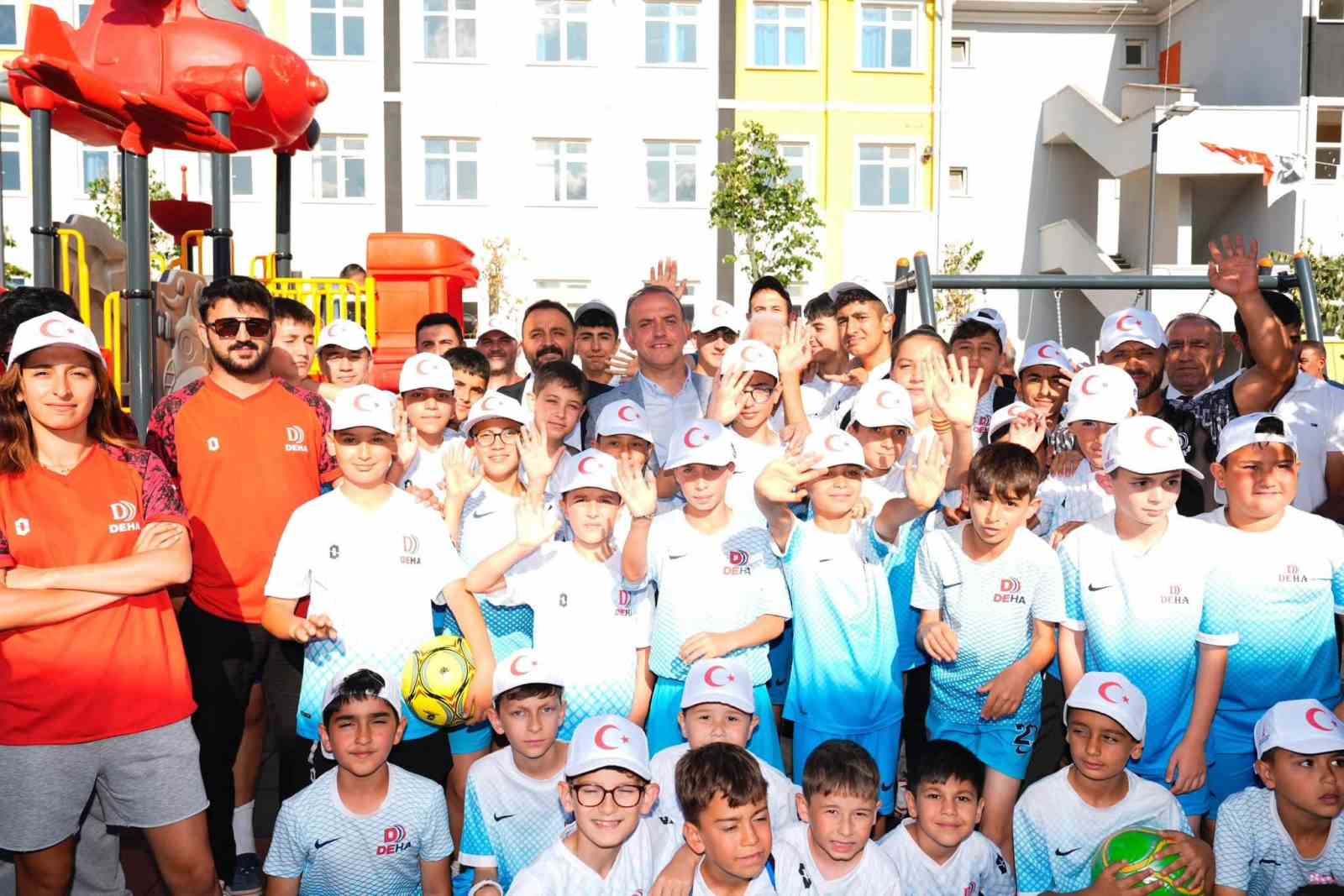 sancaktepede-sirri-sureyya-onder-spor-parki-nazim-hikmet-parki-ve-siir-sokak-parki-icin-toplu-acilis-toreni-duzenlendi