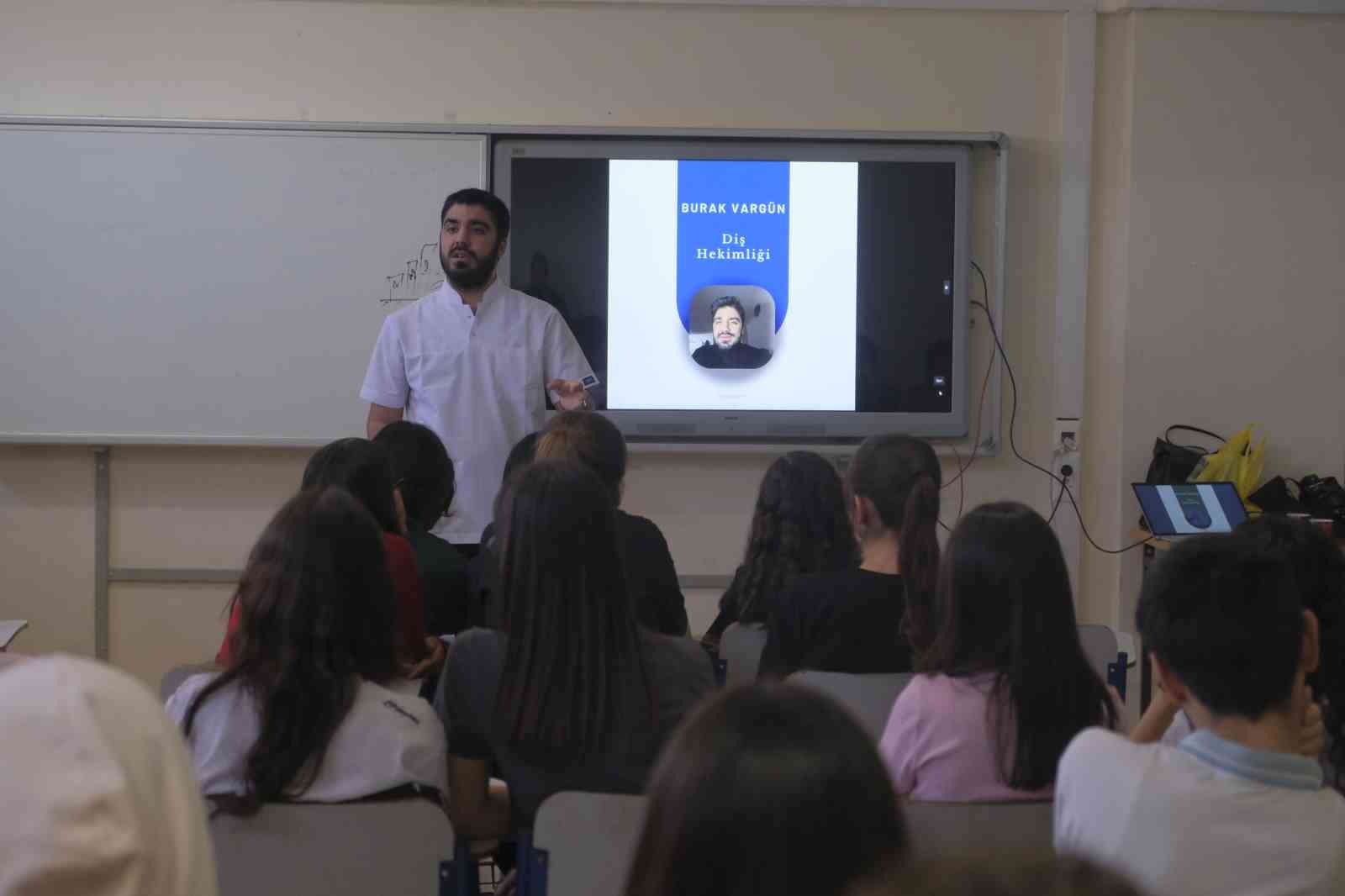 usak-universitesi-ogrencilerinden-liselilere-meslek-tanitimi