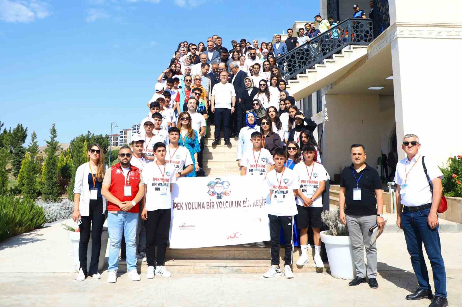 vali-hatipoglu-ogrencilerle-bir-araya-geldi