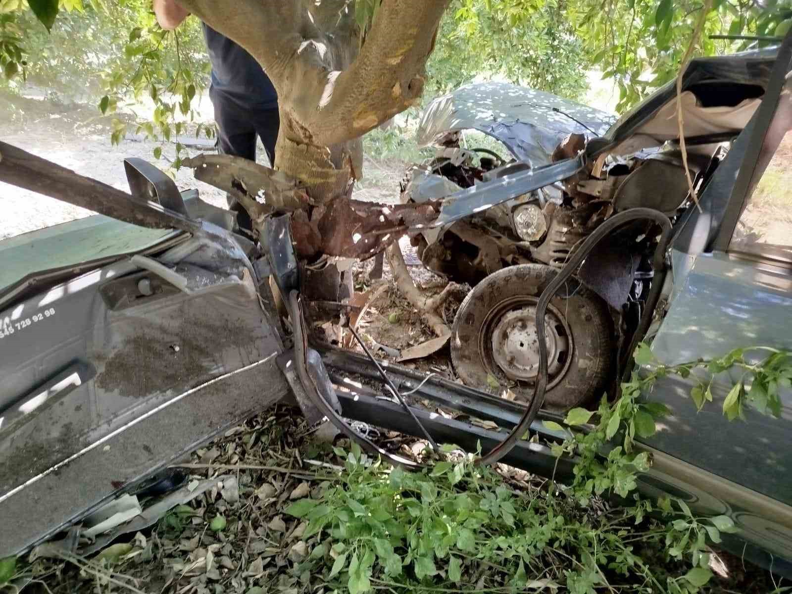 yoldan-cikan-otomobil-agaca-carpti-1-yarali