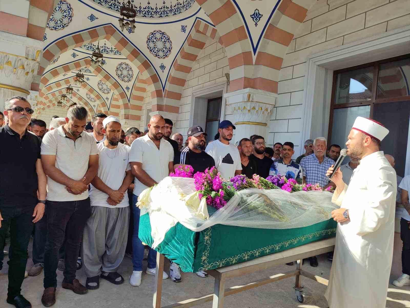 eski-nisanlisi-tarafindan-oldurulen-hamile-kadinin-cenaze-defnedildi