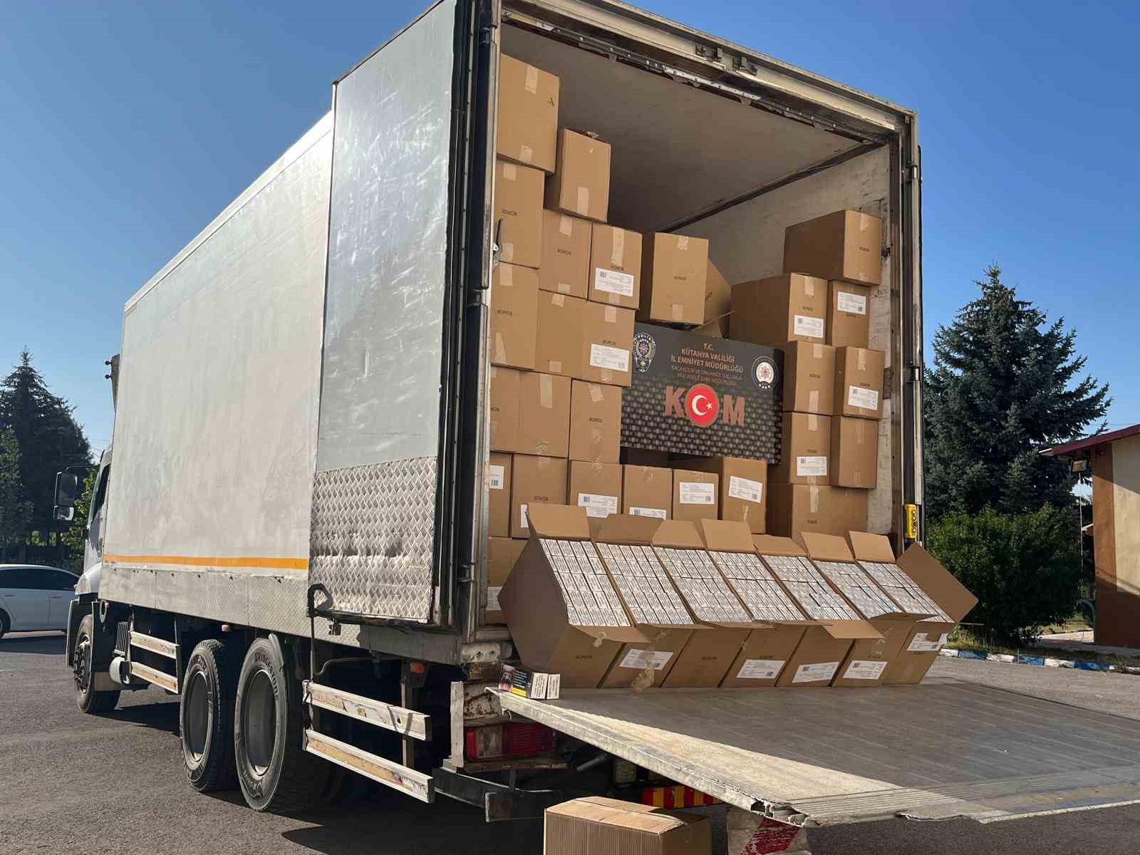 polisin-durdurdugu-aracta-5-milyon-980-bin-adet-kacak-makaron-ele-gecirildi