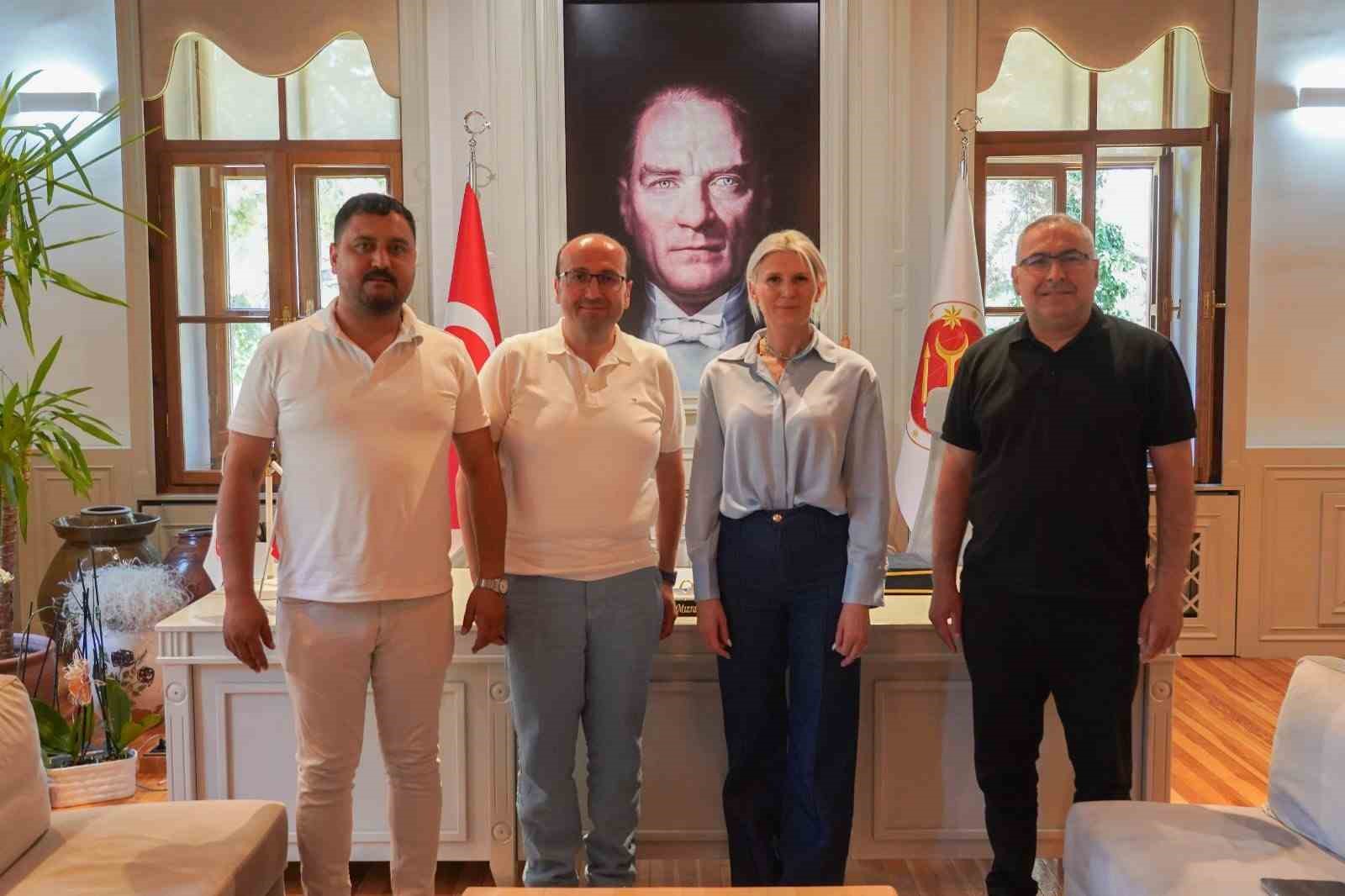 baskan-subasi-burdur-heyetini-makaminda-agirladi