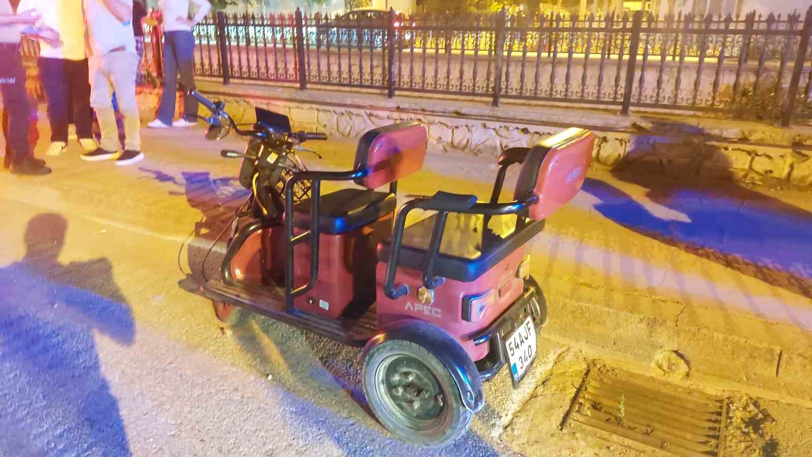 sakaryada-otomobilin-carptigi-elektrikli-bisikletteki-anne-ve-kizi-yaralandi