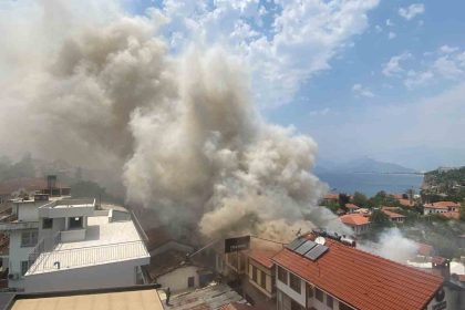 antalya-kaleicindeki-yangin-2-saatte-kontrol-altina-alindi
