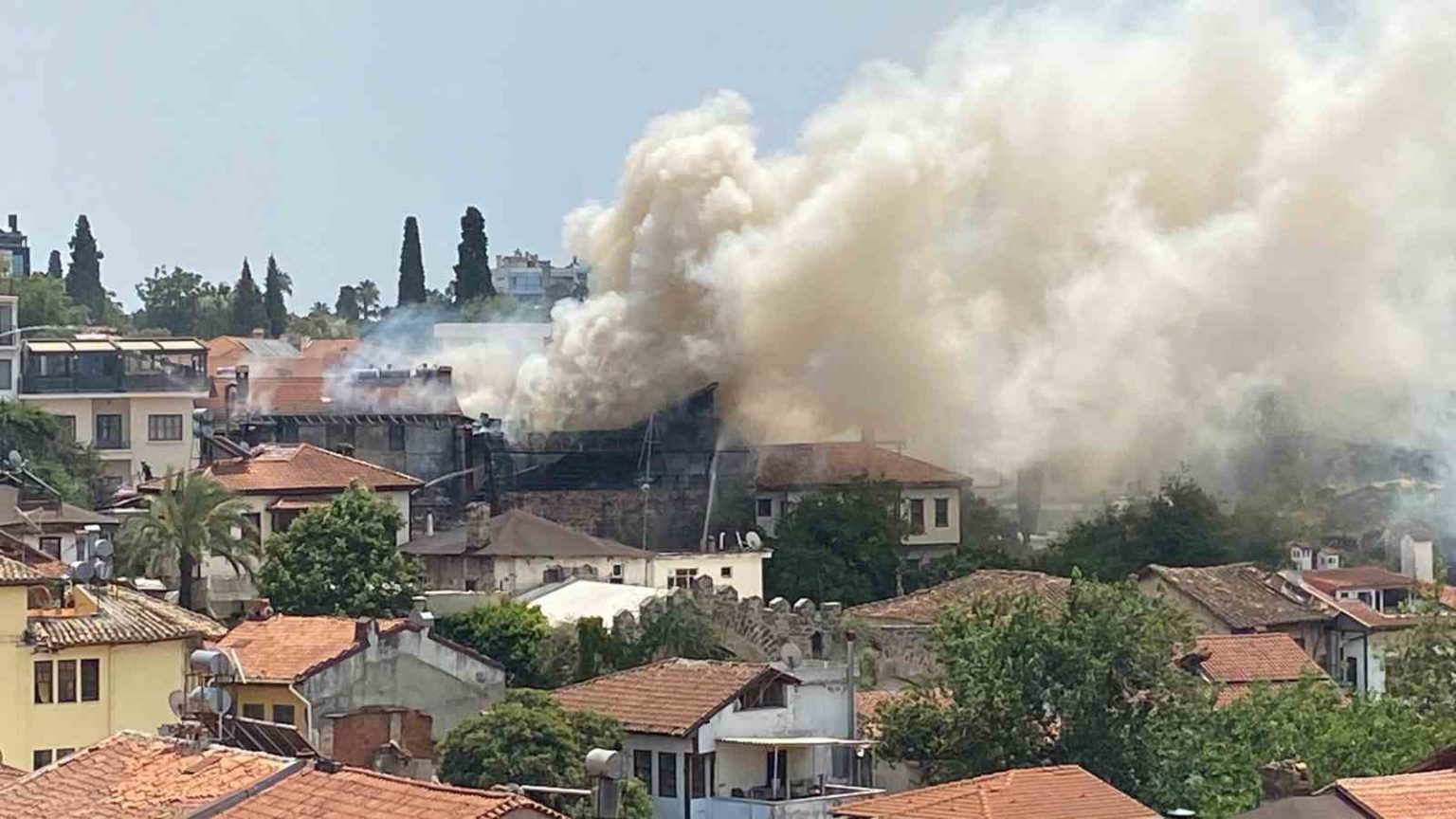 antalya-tarihi-kale-icinde-bir-otelde-yangin-cikti-yangin-otele-bitisik-durumda-olan-iki-is-yerine-daha-sicradi-itfaye-ekiplerinin-sondurme-calismalari-suruyor