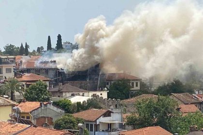 antalya-tarihi-kale-icinde-bir-otelde-yangin-cikti-yangin-otele-bitisik-durumda-olan-iki-is-yerine-daha-sicradi-itfaye-ekiplerinin-sondurme-calismalari-suruyor