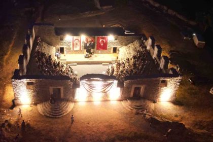 antik-kentteki-2-bin-yillik-odeondan-piyano-sesleri-yukseldi