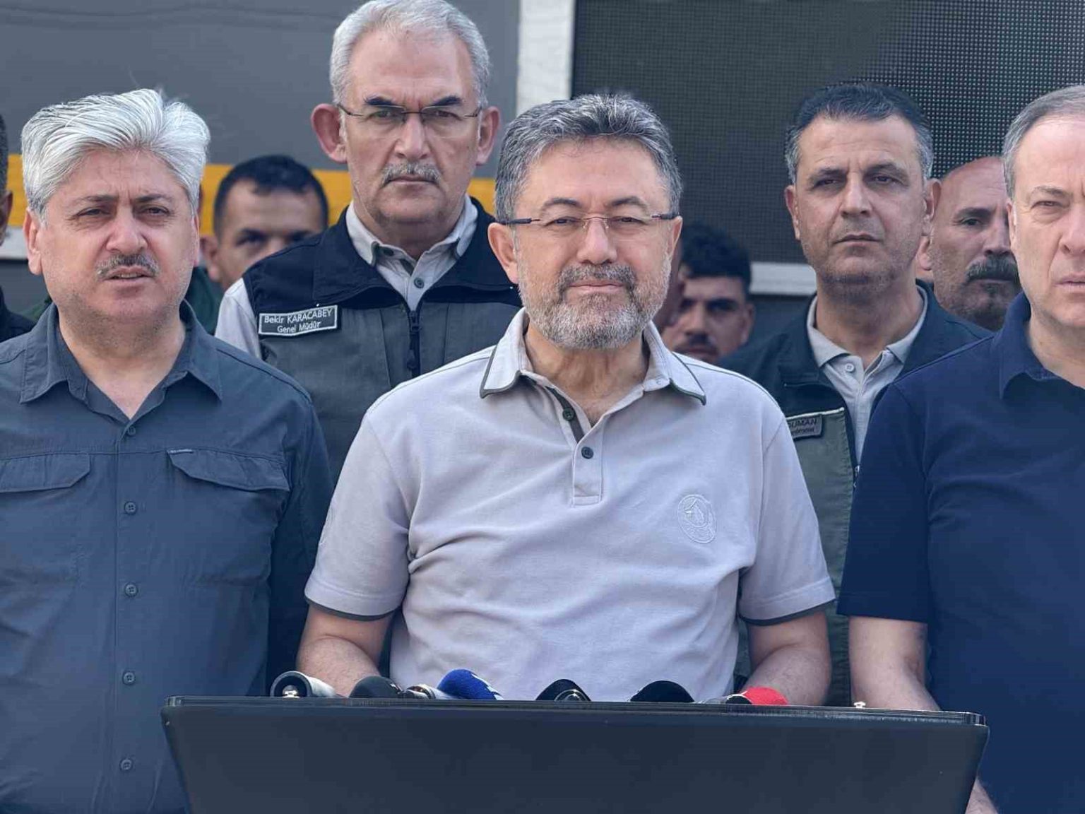 bakan-yumakli-acikladi-yanginin-su-an-itibariyle-buyuk-olcude-kontrol-altina-alindigini-soylemek-istiyorum