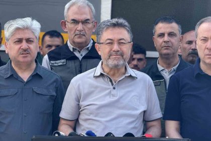 bakan-yumakli-acikladi-yanginin-su-an-itibariyle-buyuk-olcude-kontrol-altina-alindigini-soylemek-istiyorum