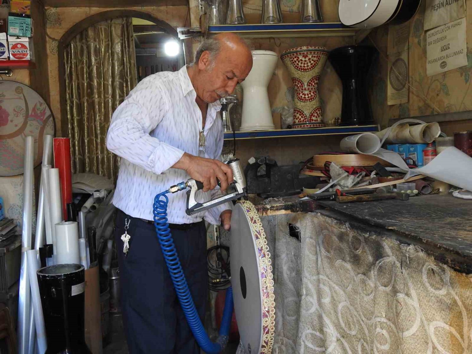 el-emegiyle-yaptigi-muzik-aletlerini-50-yildir-muzik-tutkunlarina-ulastiriyor