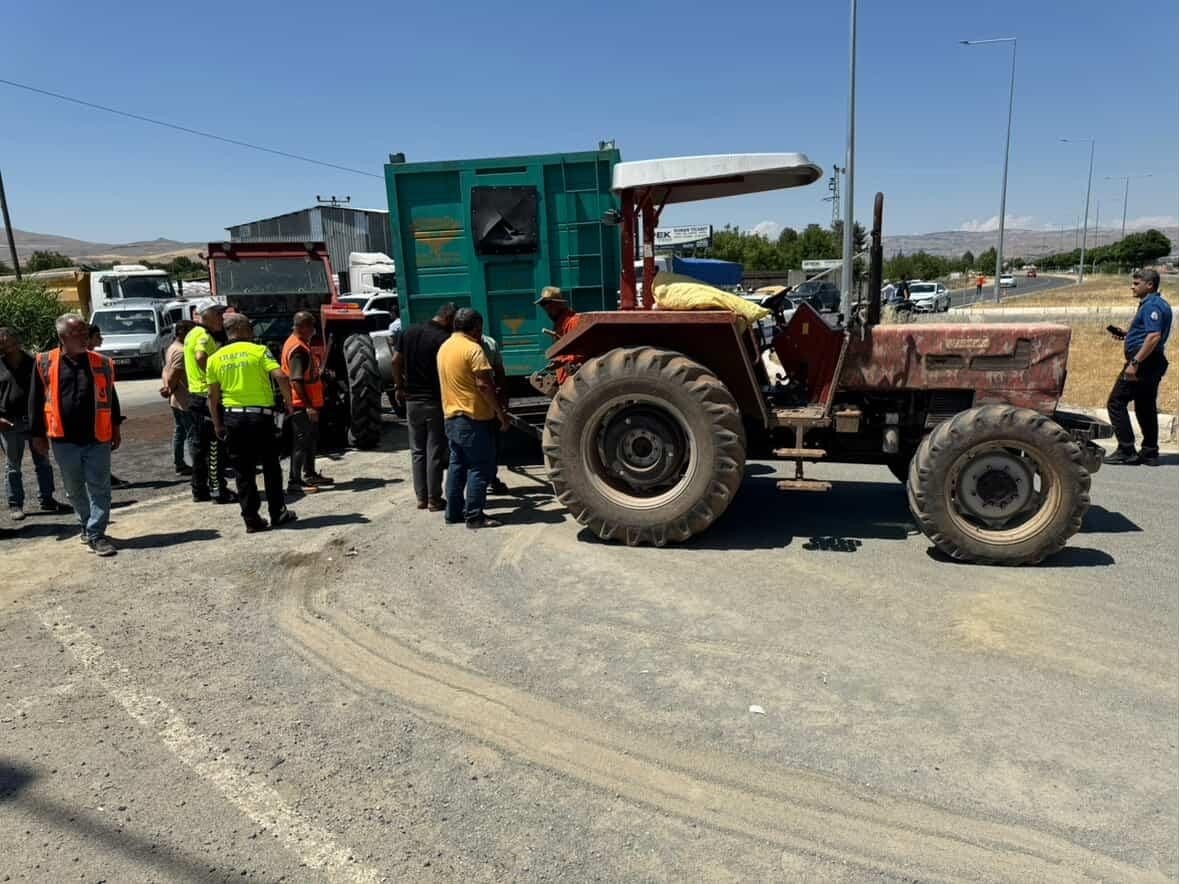 elazigda-traktor-ile-otomobil-carpisti-3-yarali