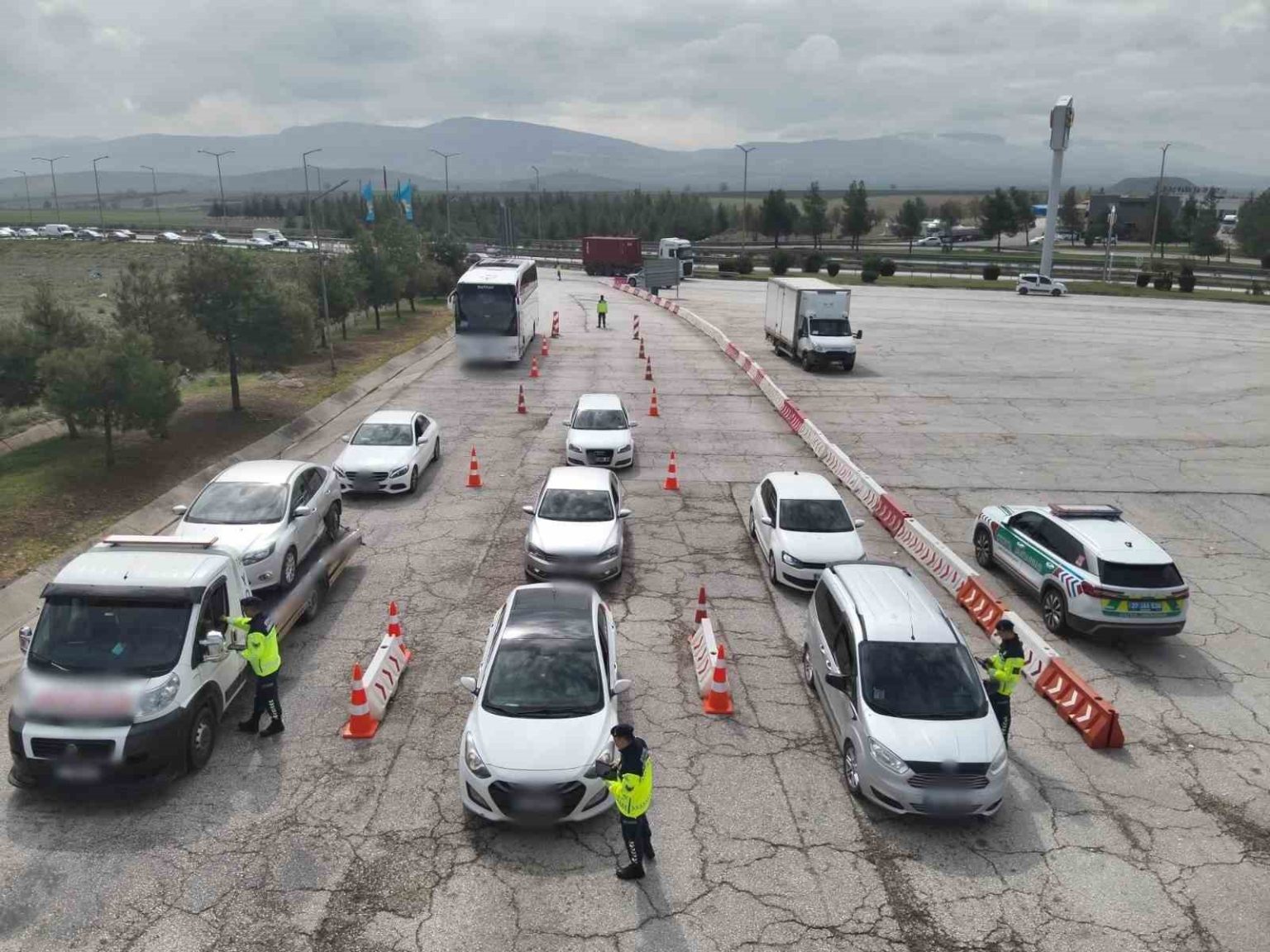 gaziantepte-otoyolda-kural-ihlali-yapan-99-araca-178-bin-tl-ceza