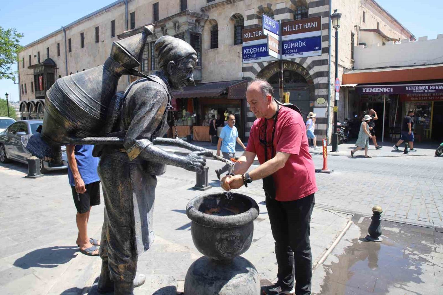gaziantepte-sicaktan-bunalan-vatandaslar-cesme-basinda-serinledi