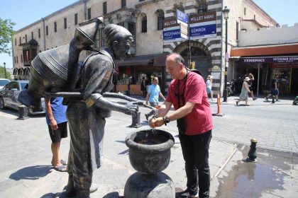 gaziantepte-sicaktan-bunalan-vatandaslar-cesme-basinda-serinledi
