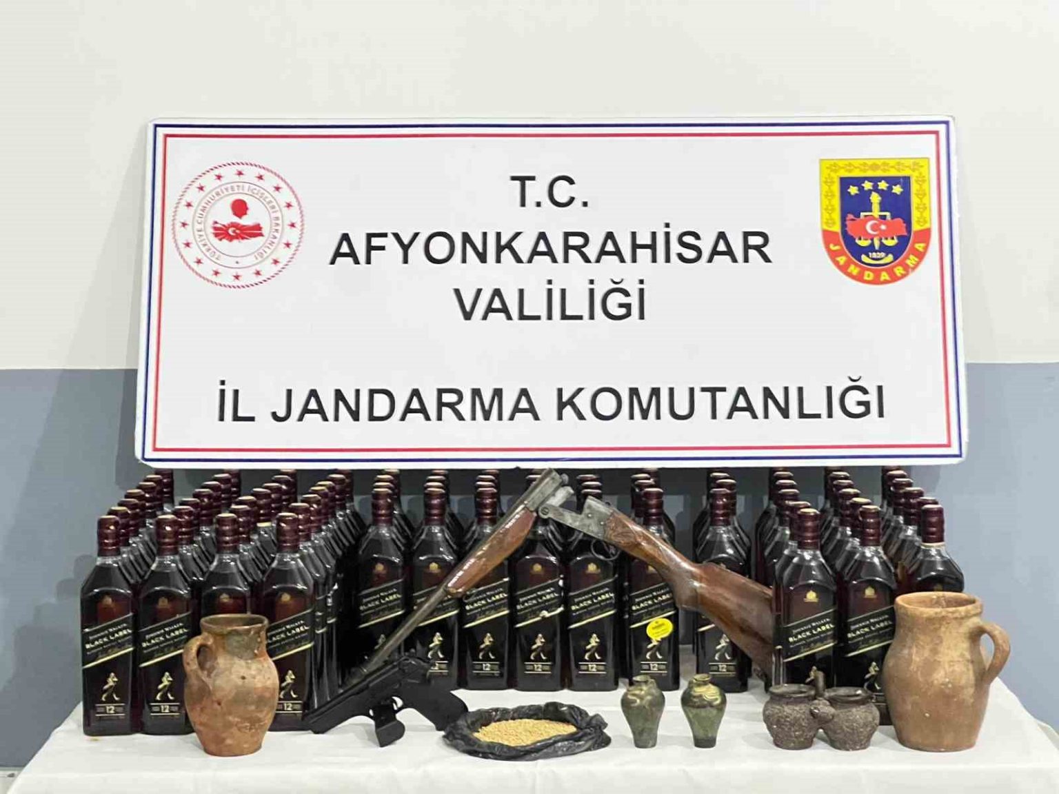 hirsizlik-zanlisi-altin-objelerinde-oldugu-tarihi-eserlerle-yakalandi