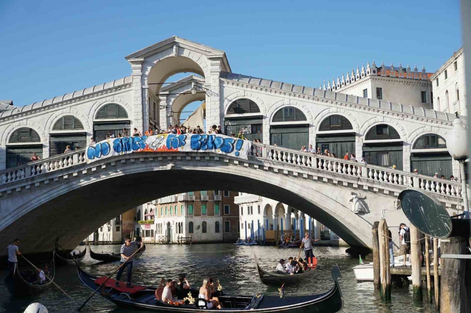italyada-bezos-dugunune-protesto-gezegen-yaniyor-ama-sorun-degil-iste-lauren-sanchezin-27-elbiselik-listesi