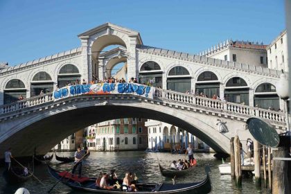 italyada-bezos-dugunune-protesto-gezegen-yaniyor-ama-sorun-degil-iste-lauren-sanchezin-27-elbiselik-listesi