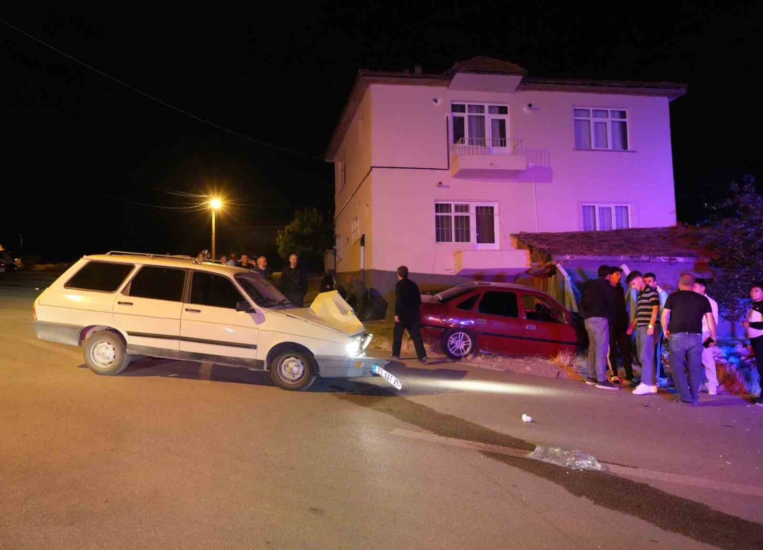 kirikkalede-iki-otomobil-kafa-kafaya-carpisti-3-yarali