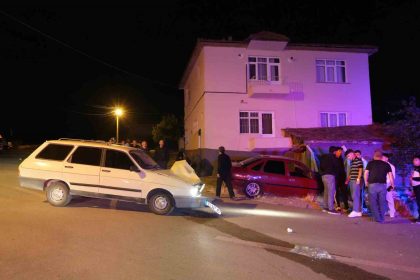 kirikkalede-iki-otomobil-kafa-kafaya-carpisti-3-yarali