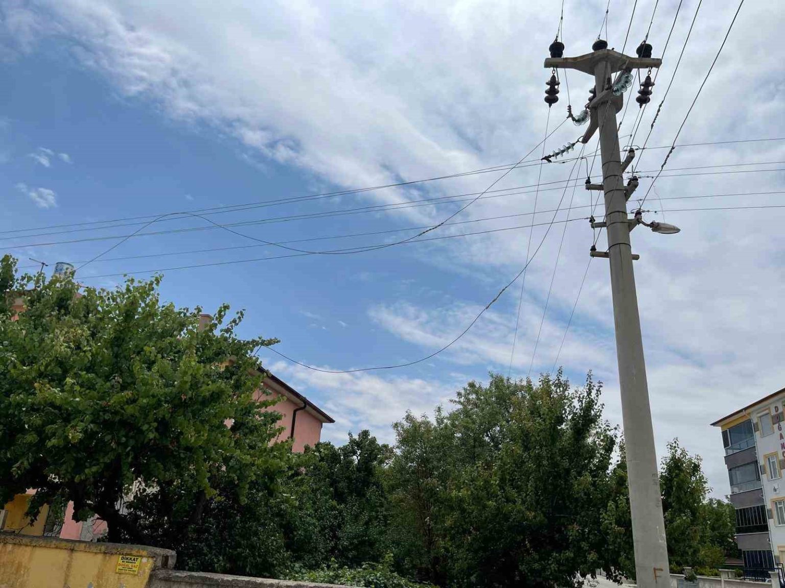 kuluda-asiri-ruzgardan-elektrik-teli-koptu-mahalle-elektriksiz-kaldi