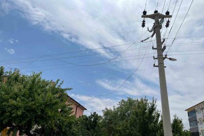 kuluda-asiri-ruzgardan-elektrik-teli-koptu-mahalle-elektriksiz-kaldi