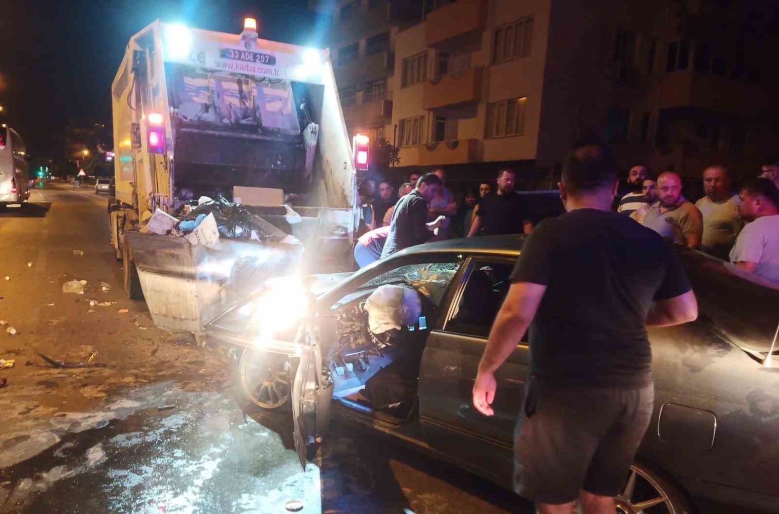 mersinde-alkollu-surucunun-cop-aracina-carptigi-kazada-1-temizlik-personeli-oldu-4u-yaralandi