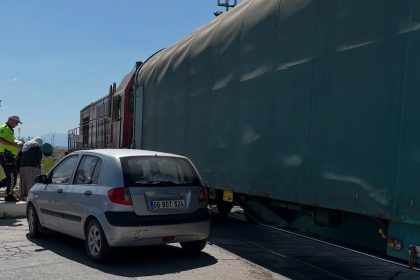 vanda-tren-hemzemin-gecitte-otomobile-carpti-1-hafif-yarali