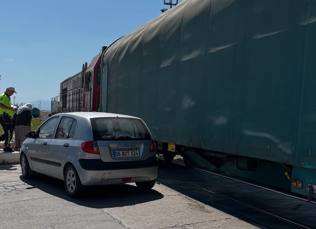 vanda-tren-hemzemin-gecitte-otomobile-carpti-1-hafif-yarali