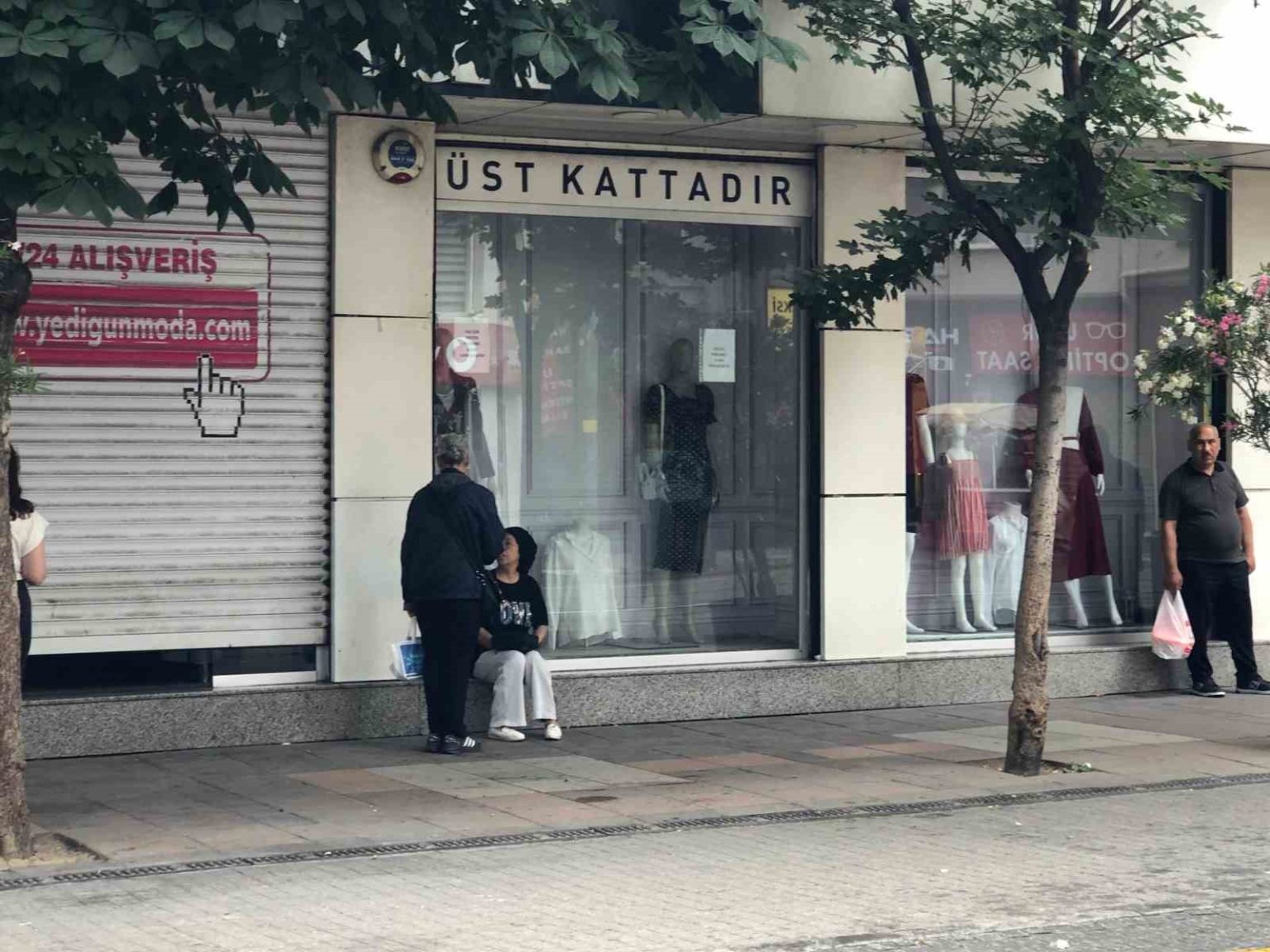 vatandaslar-yagmurdan-kacmak-icin-sacaklarin-altina-sigindi