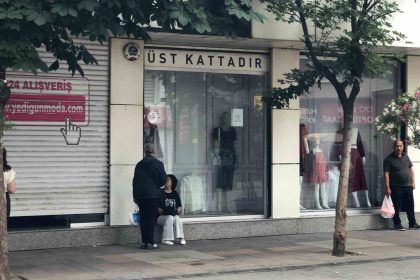 vatandaslar-yagmurdan-kacmak-icin-sacaklarin-altina-sigindi