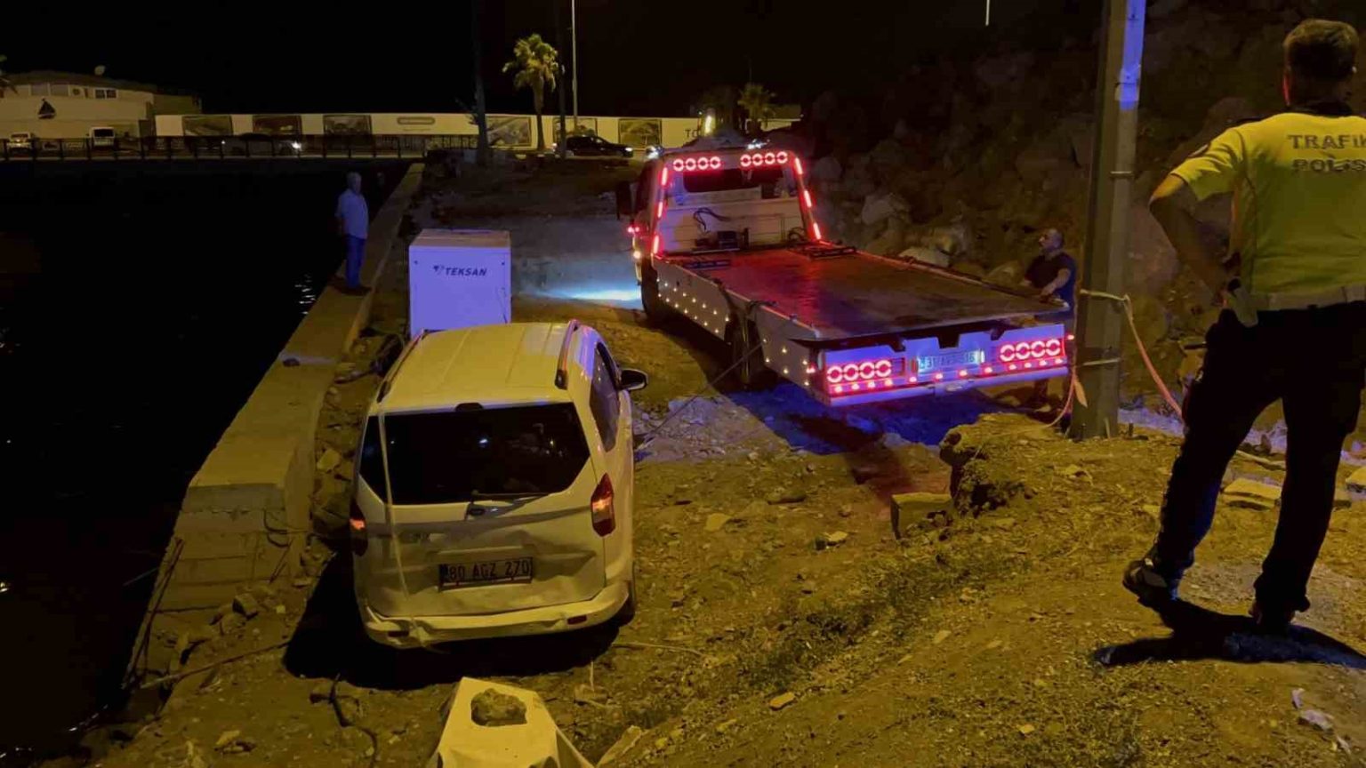 yol-sanilan-bina-enkazina-ikinci-kez-arac-uctu