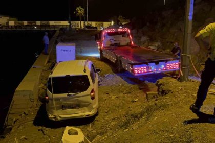 yol-sanilan-bina-enkazina-ikinci-kez-arac-uctu