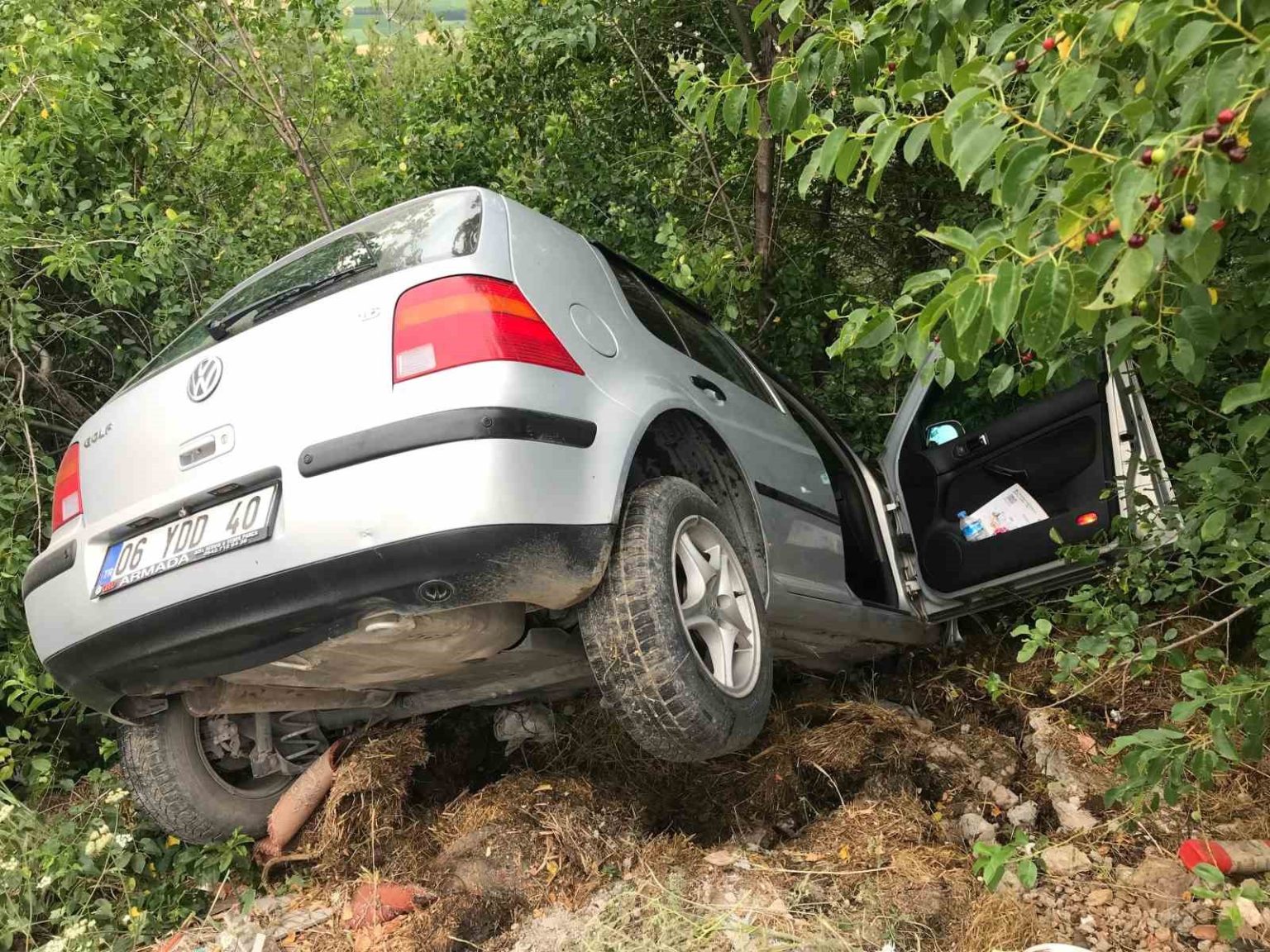 yoldan-savrulan-otomobil-agaca-carparak-durabildi
